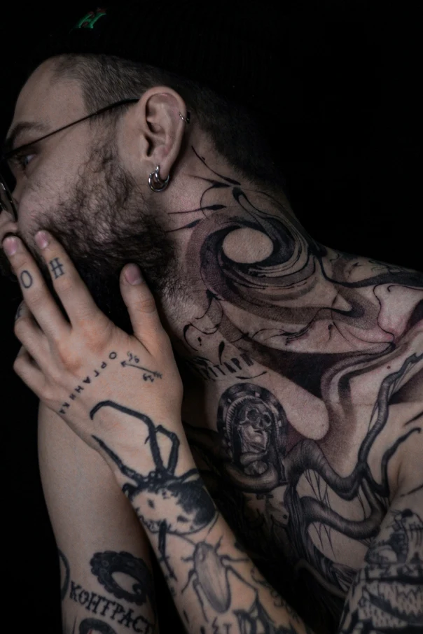 Блэкворк Skull, Abstract tattoo на Шея