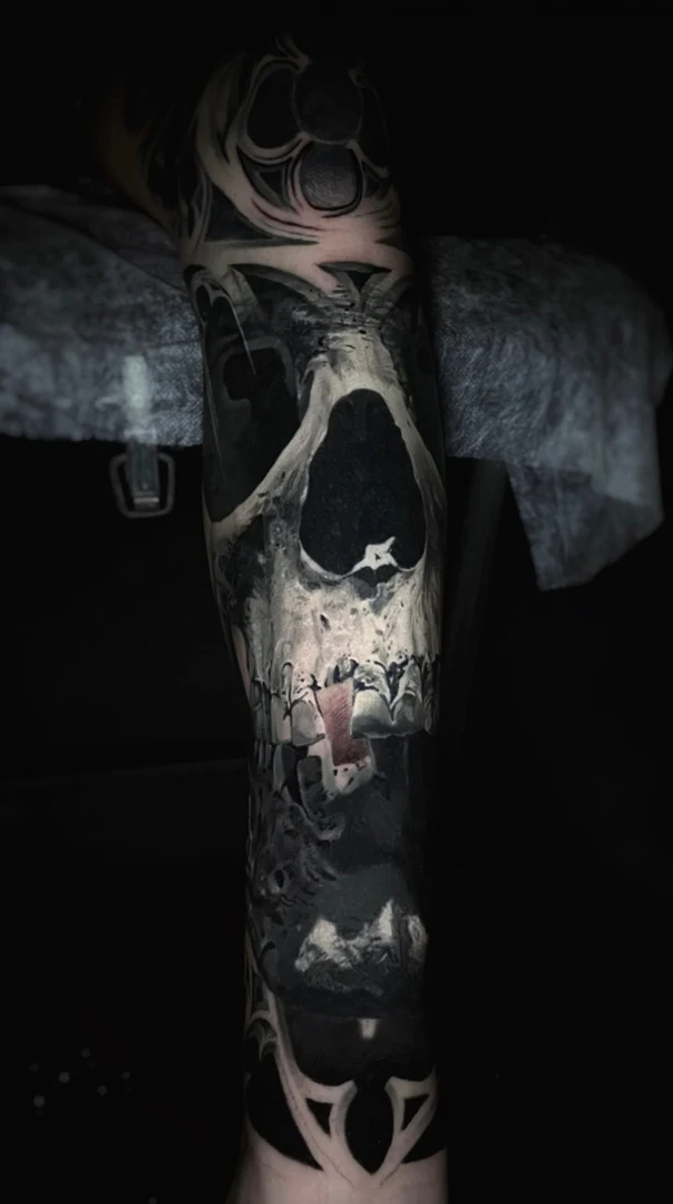 Чёрно-серая Skull, Ornamental tattoo на Полный рукав