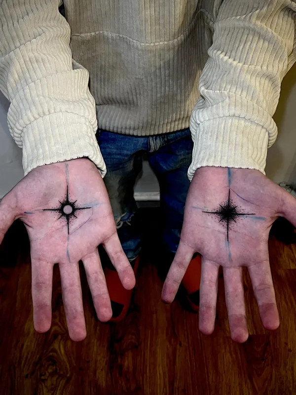 black linework Tatuaggio su palm #82004 | Tatuatore Yoshi