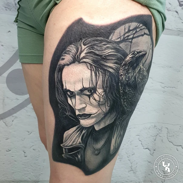 Реализм Portrait, Crow tattoo на Бедро