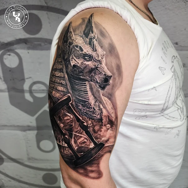 Реализм Egyptian, Hourglass tattoo на Плечо