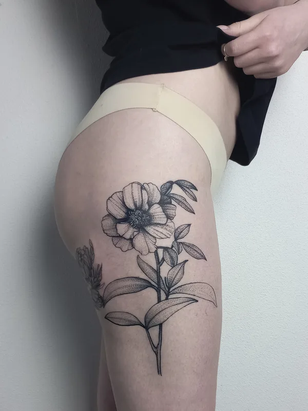 female black and grey botanic 纹身 在 thigh #82182 | 纹身师 Olaf Kaminskiy