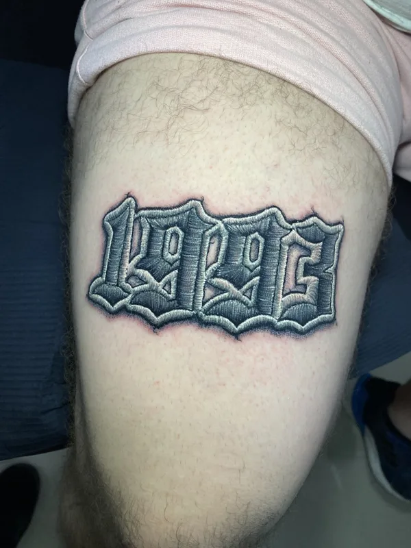 black and grey lettering Tatuaggio su thigh #83250 | Tatuatore Layor Dau 