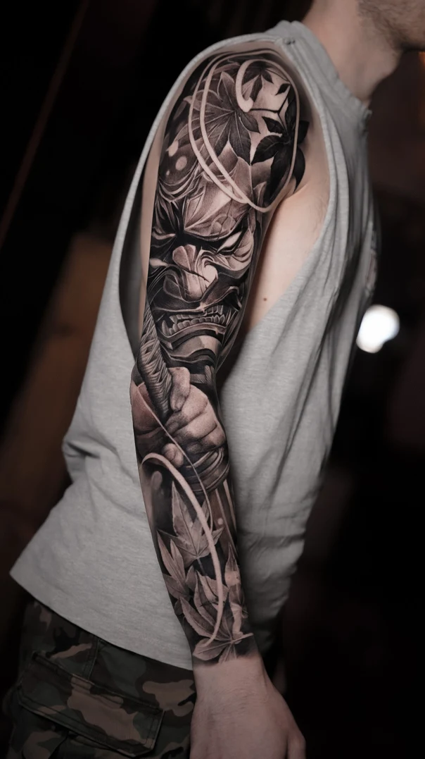 Чёрно-серая Mask, Leaves tattoo на Полный рукав