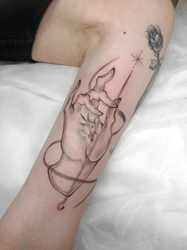 black and grey linework Tatuagem em forearm #83392 | Tatuador Евгения Олефирова