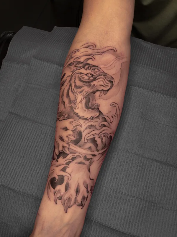 black and grey japanese Tatuagem em forearm #83394 | Tatuador Евгения Олефирова