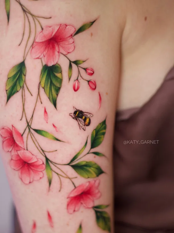 Tatouage d’abeille : communauté, travail acharné et ruche