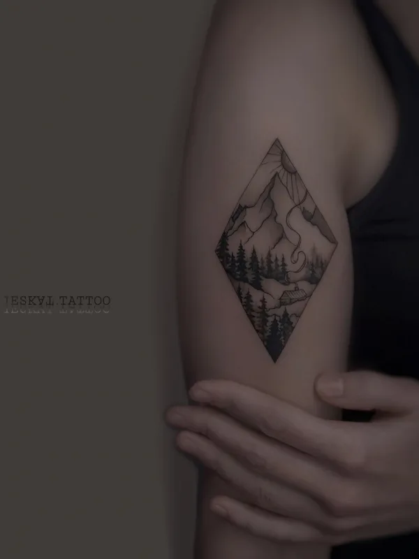 female blackandgrey graphic tatouage sur shoulder #83502 | Artiste tatoueur Антон Курочкин