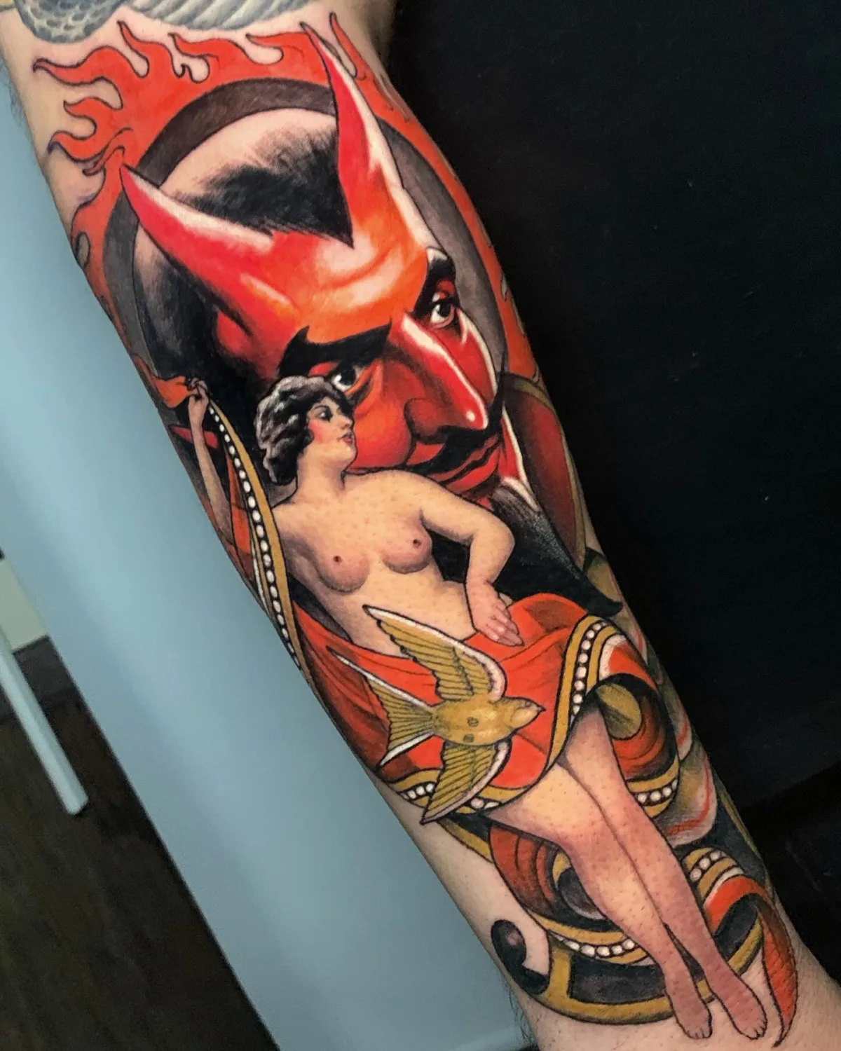 Diablo y mujeres en tatuajes old-school
