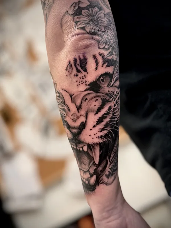 female blackandgrey 纹身 在 forearm #88377 | 纹身师 Brian Pardy