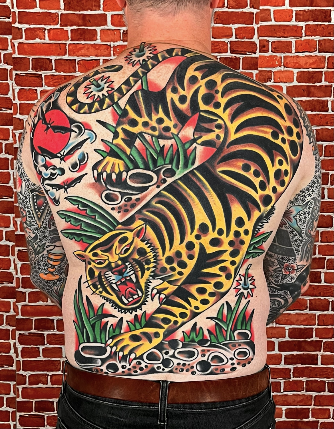 Традиционная татуировка тигра на спине