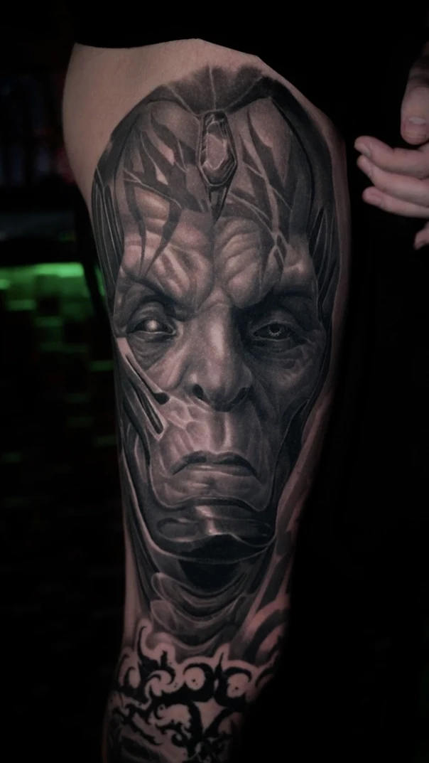 Чёрно-серая Portrait tattoo на Thigh
