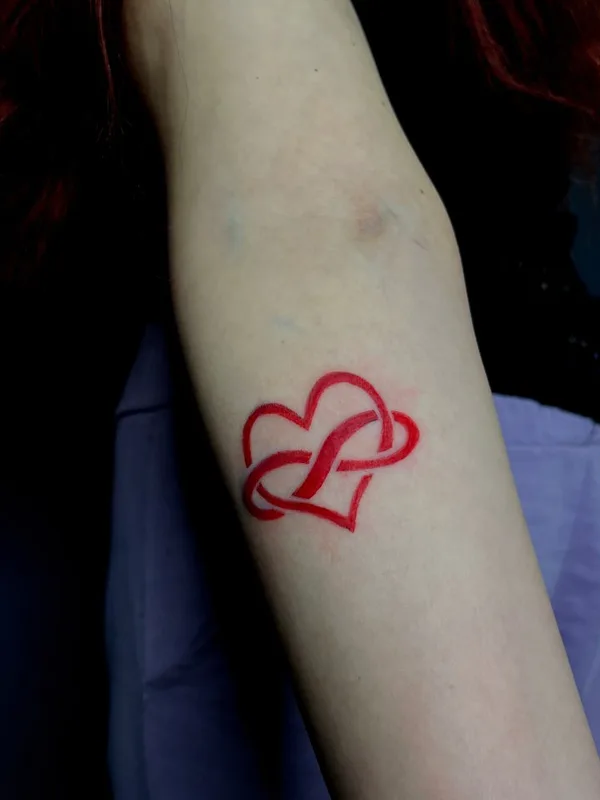 female color graphic tatuaje en arm #90490 | Tatuador Kira Akira