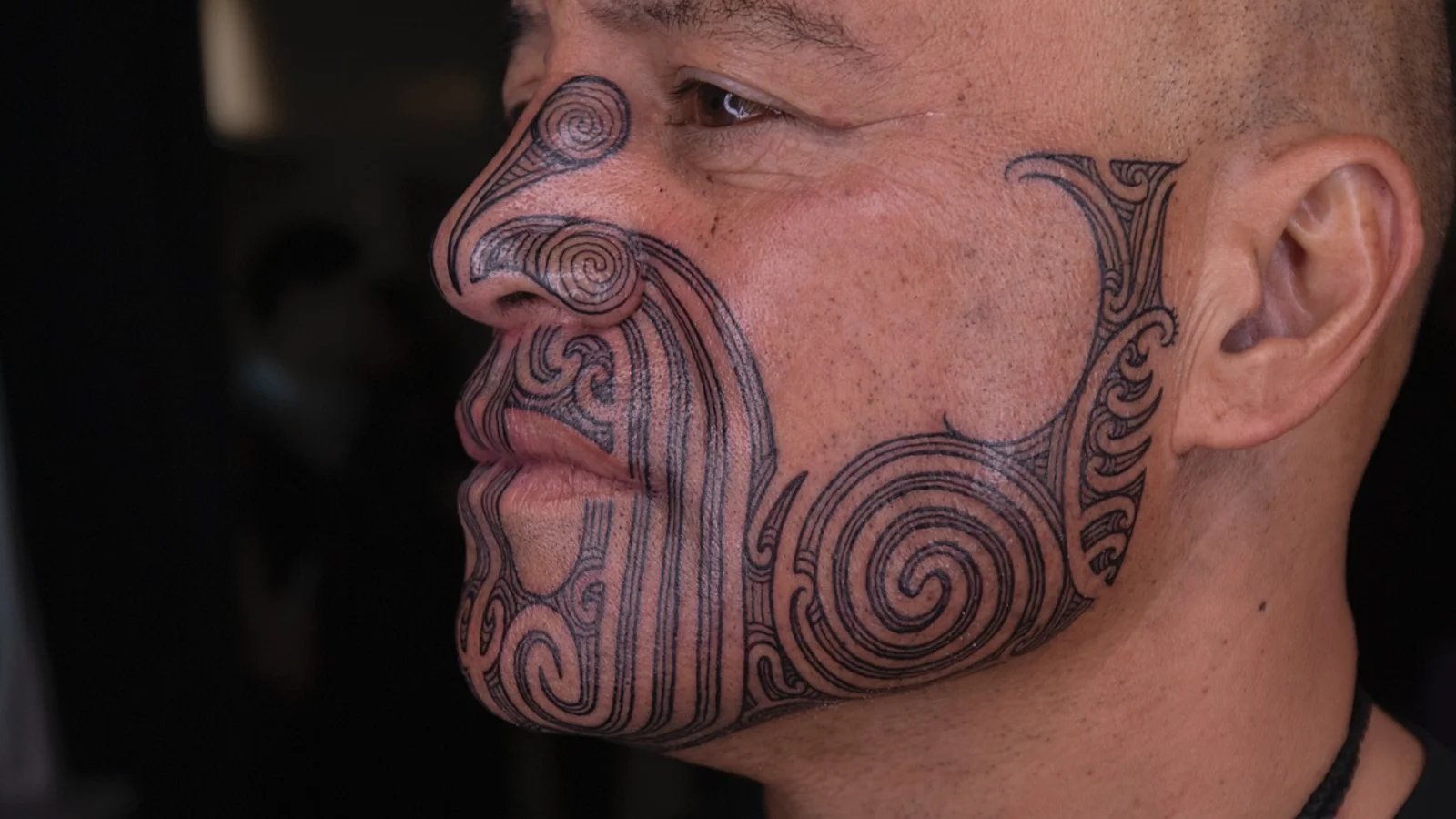 Lance Ngata ist ein Ta-moko-k&uuml;nstler und h&uuml;ter der Maori-Traditionen