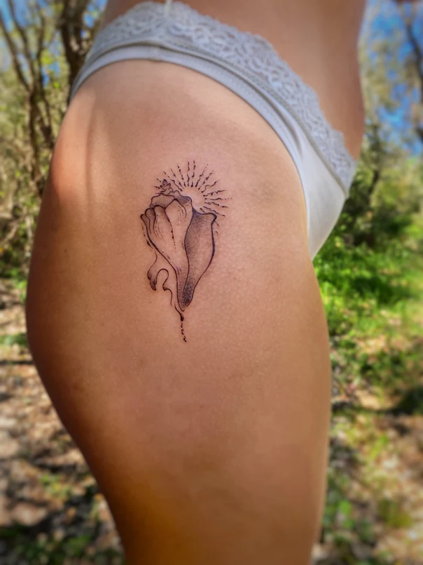 Fineline Shell, Sun tattoo on Hip