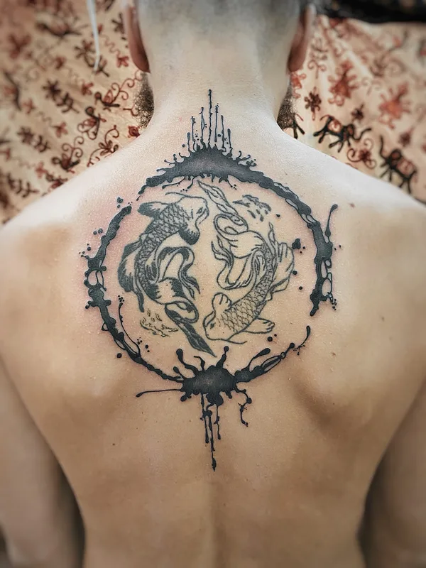 male blackandgrey abstract tattoo auf back #85748 | Tätowierer May