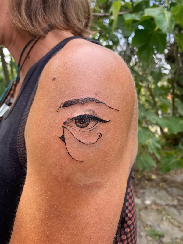 female blackandgrey illustrative tattoo auf shoulder #85751 | Tätowierer May