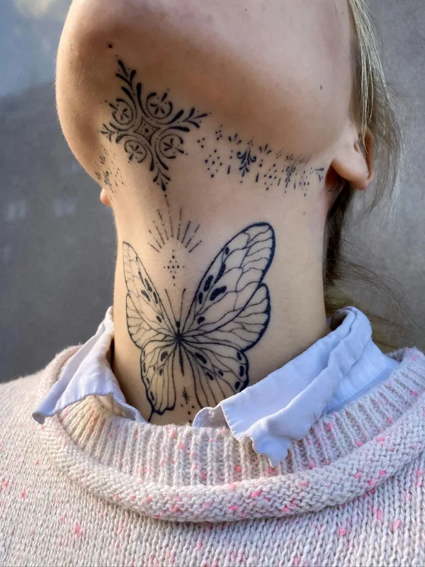 female black fineline tatuaje en neck #85765 | Tatuador Saskia Patrice