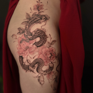 женская Цветная Графика татуировка на бедре #88754 | Тату мастер Sergeeva Tattoo