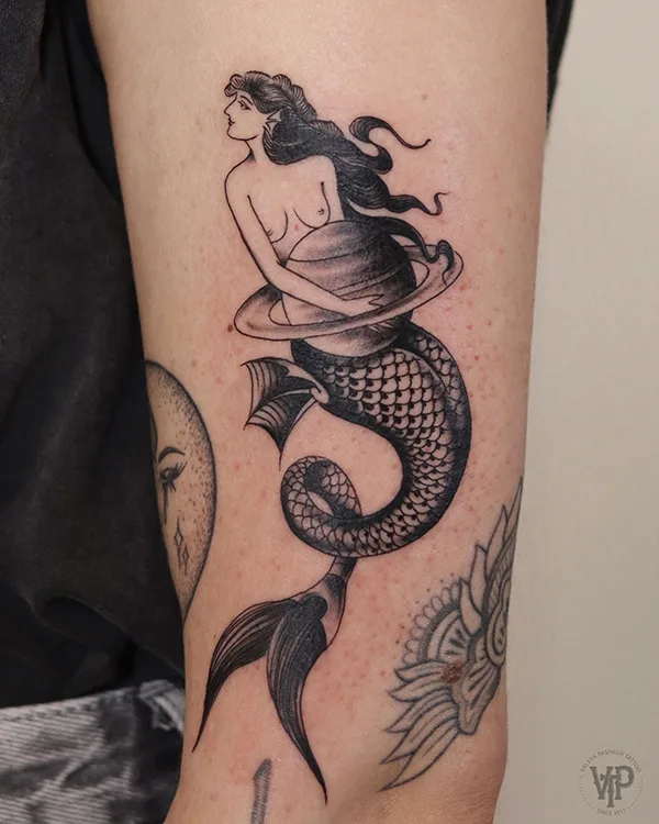 female blackandgrey Traditional 纹身 在 shoulder #85913 | 纹身师 Valera Pashkov | Cover-up Tattoo Lisbon