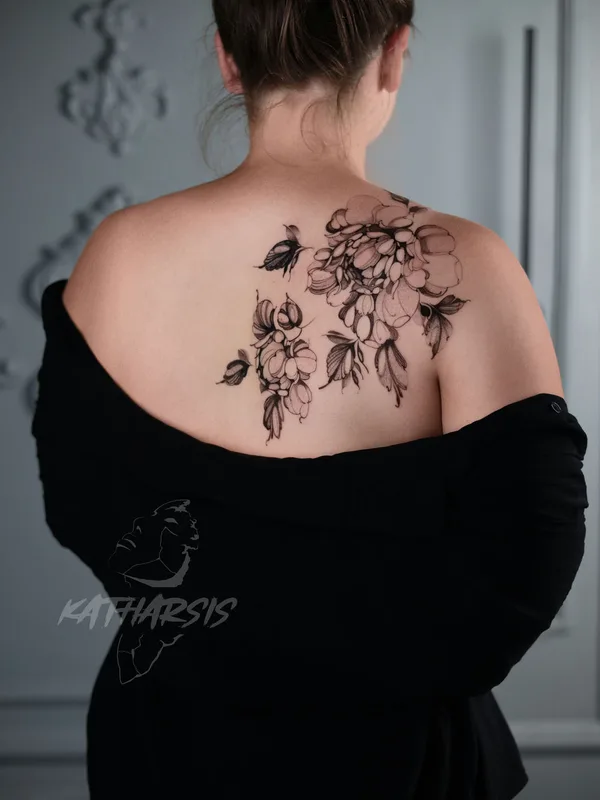 female black graphic tatuaje en back #85801 | Tatuador Vitalina Bender