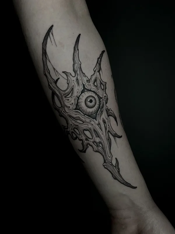 male black graphic tattoo auf shoulder #84664 | Tätowierer Александр Шкуратов