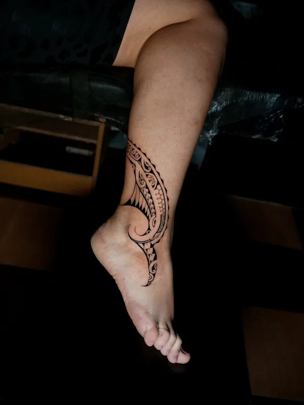 female black tribal Tatuaggio su ankle #84547 | Tatuatore Анастасия Барченко
