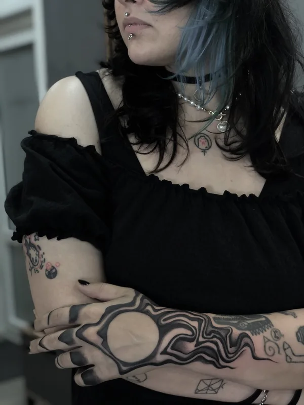 female black blackwork tattoo auf hand #86150 | Tätowierer Анна Омут