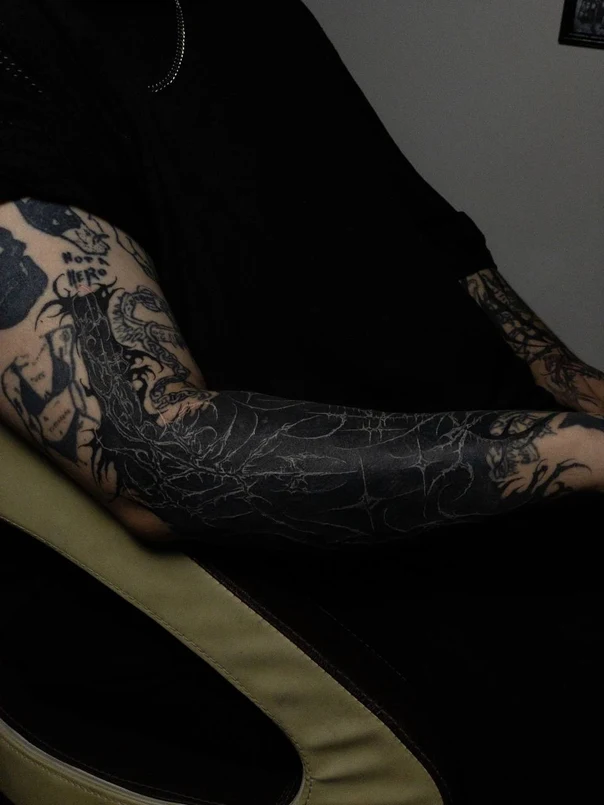 Blackout Abstract tattoo на Полный рукав