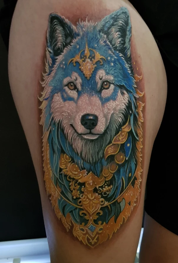 Иллюстративная Wolf, Ornamental tattoo на Бедро