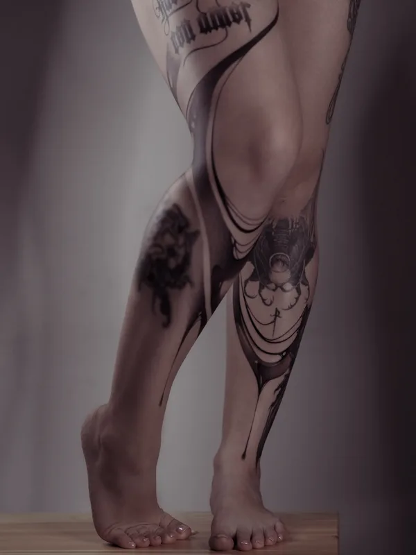 female blackandgrey abstract татуировка на shin #88339 | Тату мастер Лида