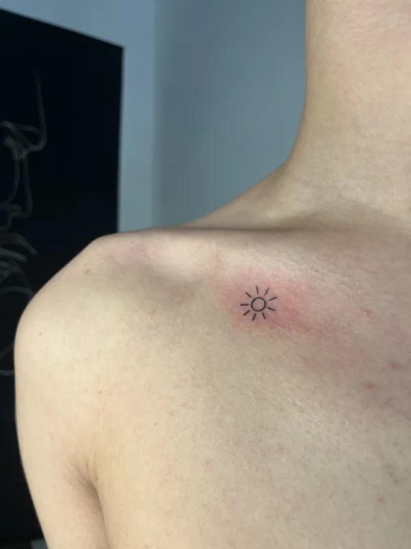 black linework Tatuaggio su shoulder #90173 | Tatuatore Марина Бурак