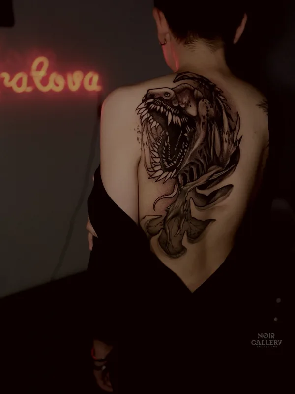 female black blackwork 纹身 在 back #86274 | 纹身师 Настя Алистратова