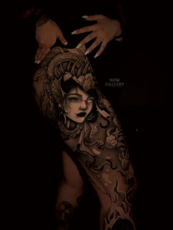 female black blackwork 纹身 在 thigh #86277 | 纹身师 Настя Алистратова