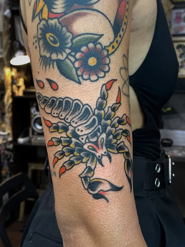 Традиционная Scorpion, Flowers tattoo на Предплечье