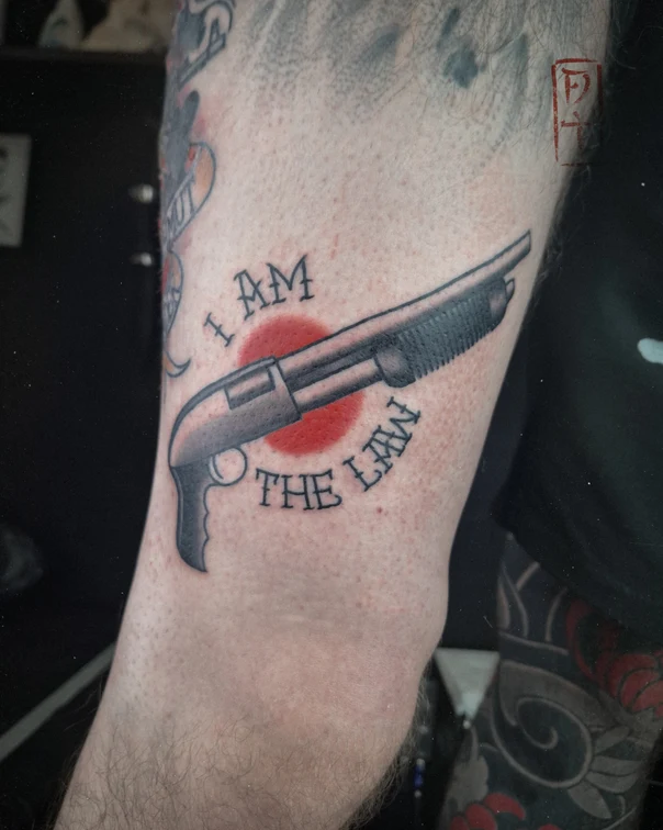 Олд-скул Gun, Text tattoo на Предплечье