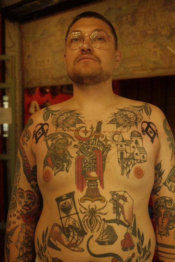 Neo-traditional Hourglass, Spider tattoo на Грудь