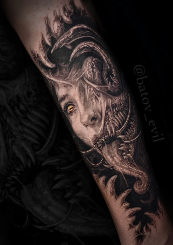 Чёрно-серая Portrait, Fantasy tattoo на Предплечье