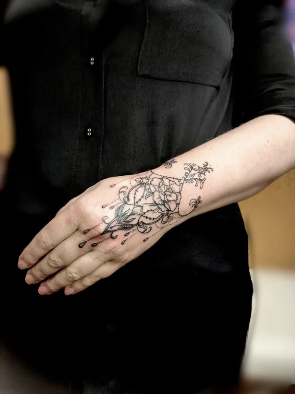 female black and grey fineline татуировка на back of hand #85199 | Тату мастер Виктория Ковалева