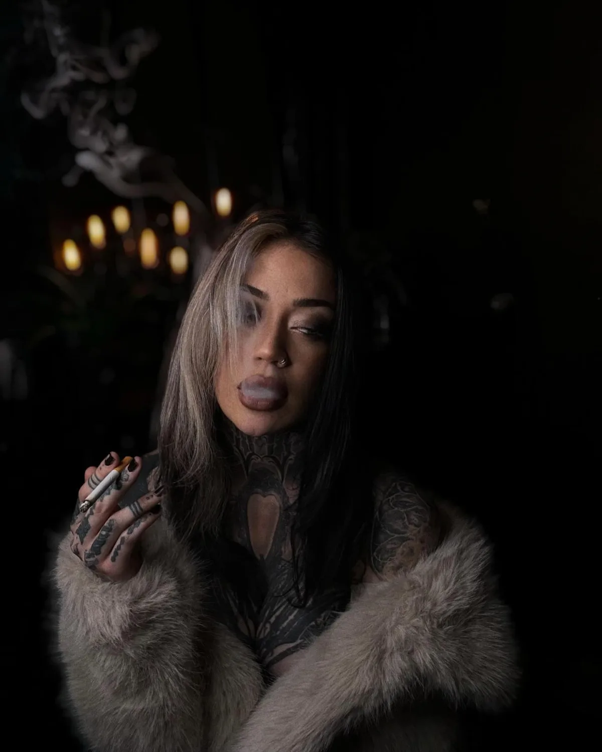 ragazza con tatuaggi che fuma