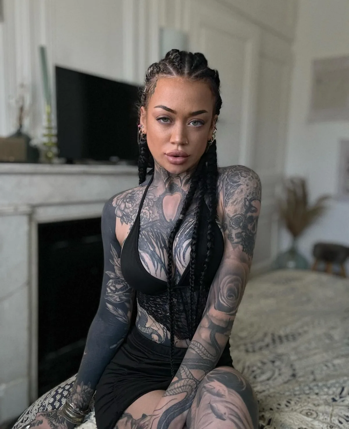 Modella francese tatuata