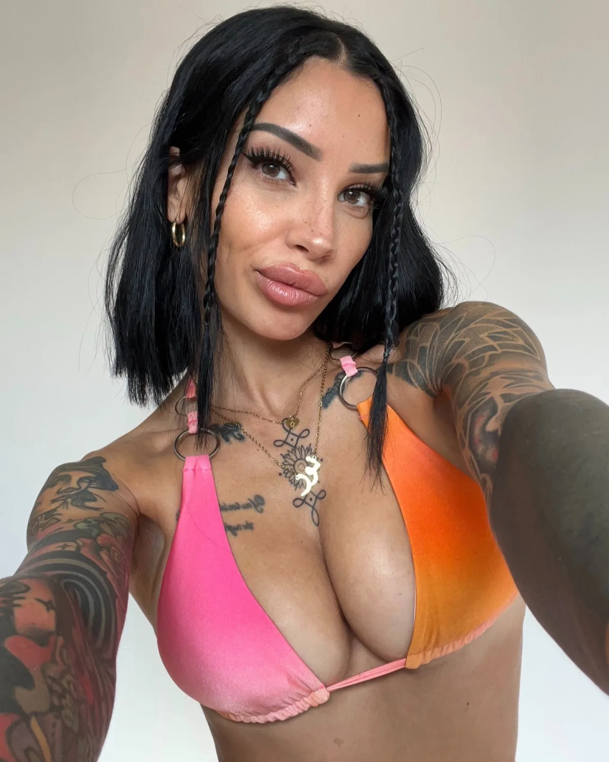 Brune avec des tatouages Vanessa Ouerhani