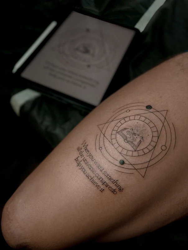 Лайнворк Geometric shapes, Text tattoo на Бедро