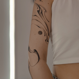 женская Черная Абстрактная татуировка на рукаве #91471 | Тату мастер Sergeeva Tattoo