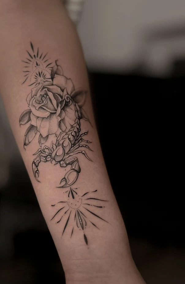 Файнлайн Scorpion, Rose tattoo на Предплечье