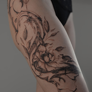 женская Черная Графика татуировка на бедре #94801 | Тату мастер Sergeeva Tattoo