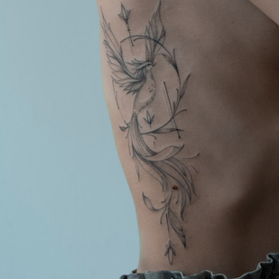 женская Черная Графика татуировка на боку #96904 | Тату мастер Sergeeva Tattoo