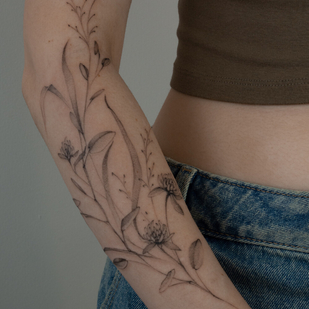 женская Черная  татуировка на рукаве #96908 | Тату мастер Sergeeva Tattoo