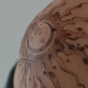 женская Цветная Графика татуировка на плече #96923 | Тату мастер Sergeeva Tattoo