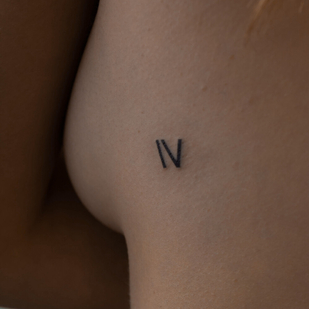 женская Черная Минимализм татуировка на боку #96931 | Тату мастер Sergeeva Tattoo